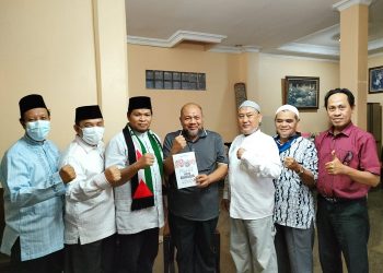 Heri Koswara (kedua dari kiri) saat bersilaturahim ke kediaman K.H. Salimin Dani (tengah memegang buku)