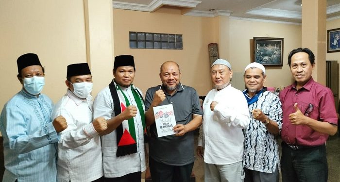 Heri Koswara (kedua dari kiri) saat bersilaturahim ke kediaman K.H. Salimin Dani (tengah memegang buku)