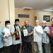 Heri Koswara (kedua dari kiri) saat bersilaturahim ke kediaman K.H. Salimin Dani (tengah memegang buku)