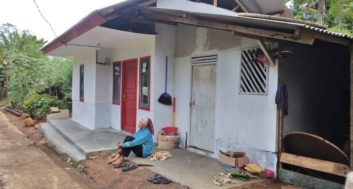 Dapat Bantuan Rumah dengan Sambungan Listrik, Hidup Mirah Makin Terang dan Berwarna