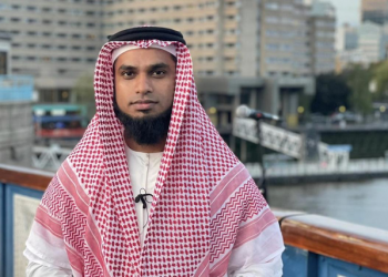 Pengusaha Muslim Inggris Mengumandangkan Adzan di Tower Bridge London