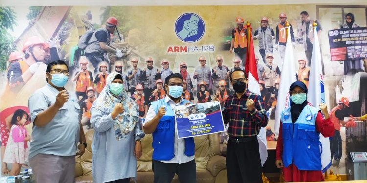 Himpunan Alumni Fakultas Kehutanan IPB Serahkan Bantuan Korban Bencana Alam Di NTT & NTB