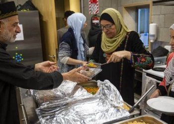 Muslimah di Christchurch Berbagi Makanan untuk Warga yang Rentan