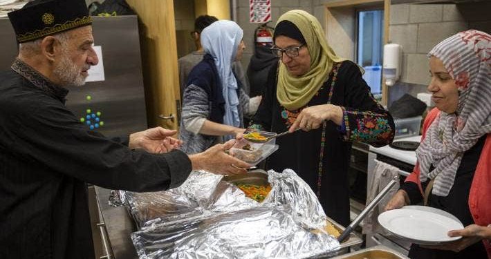 Muslimah di Christchurch Berbagi Makanan untuk Warga yang Rentan