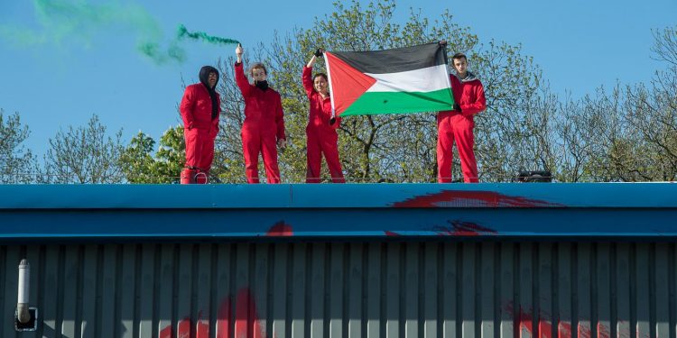 Aktivis Inggris Palestina Tutup Pabrik Pembuat Drone Israel di Leicester