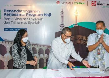 Penandatanganan naskah kerja sama Program Haji antara Trihamas Finance Syariah dan Bank Sinarmas Syariah