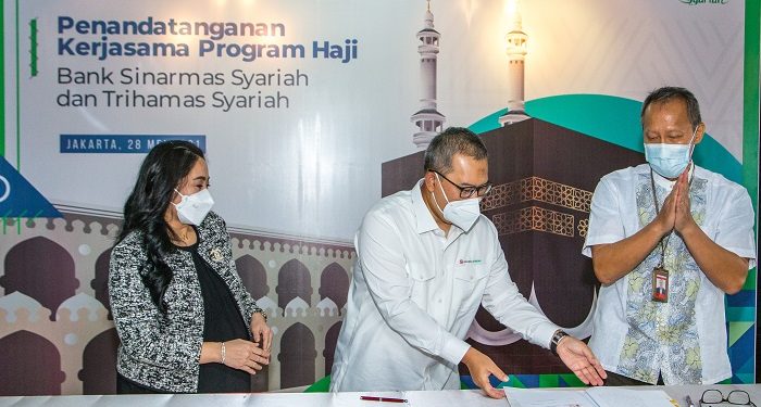 Penandatanganan naskah kerja sama Program Haji antara Trihamas Finance Syariah dan Bank Sinarmas Syariah