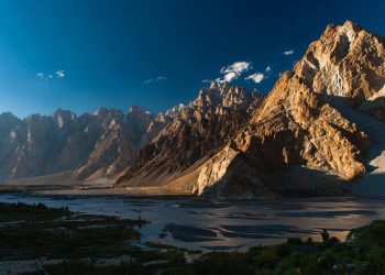 Wilayah Pegunungan Pakistan Rayakan Ramadan dalam Kegelapan