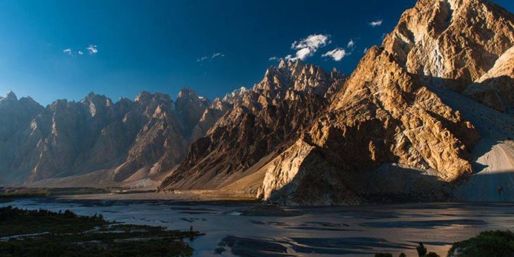 Wilayah Pegunungan Pakistan Rayakan Ramadan dalam Kegelapan