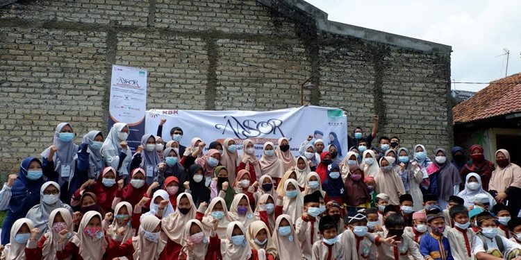 RISKA Serahkan Bantuan 1,5 Ton Sembako untuk Santri Majlis Tahtasyajjar