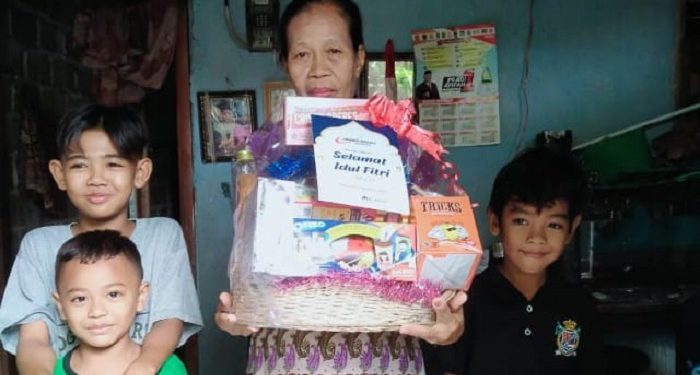 Sambut Hari Raya, LAZ Al Azhar Gandeng Adhimix Bagikan Parcel Lebaran Untuk Keluarga Duafa