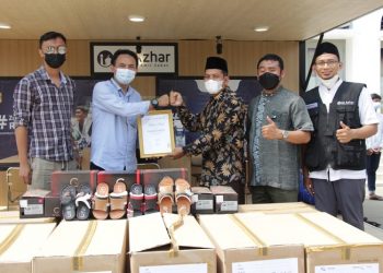 Pakalolo Beri Bantuan Sandal untuk Yatim LAZ Al Azhar