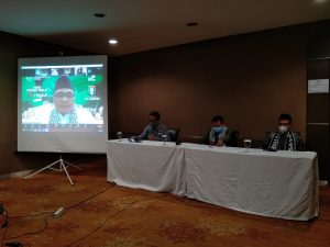 Dekat layar P. Abdul Aziz (Direktur Sedekah Harian), Bambang Suherman (Ketua Umum FOZ), Dr Nashirul Haq, MA. (Ketua Umum Hidayatullah)