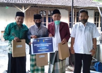 LAZ Al Azhar Yogyakarta Bagikan Bingkisan Lebaran Untuk Guru Ngaji dan Anak Yatim
