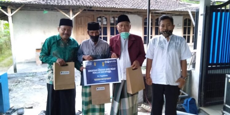 LAZ Al Azhar Yogyakarta Bagikan Bingkisan Lebaran Untuk Guru Ngaji dan Anak Yatim