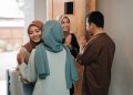 Adab Berkunjung (foto: istockphoto)