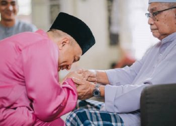 Hukum Sungkeman dengan Orang Tua