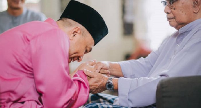 Hukum Sungkeman dengan Orang Tua