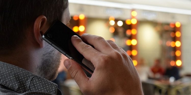 Suami Suka Chatting dengan Wanita Lain