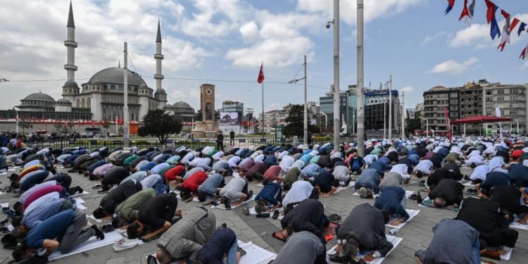 Erdogan Resmikan Masjid Baru di Lapangan Taksim Istanbul