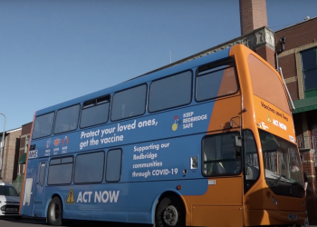 Bus London Bawa Vaksin COVID-19 ke Jamaah Masjid Selama Ramadan