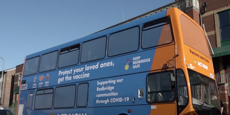 Bus London Bawa Vaksin COVID-19 ke Jamaah Masjid Selama Ramadan
