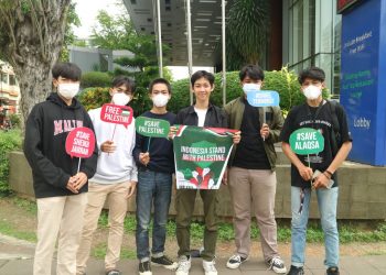 Sekelompok pemuda milenial yang mengatasnamakan diri sebagai Pemuda Cinta Al-Aqsa melakukan Aksi Peduli Palestina di Terowongan Kendal Sudirman, Jakarta Pusat.