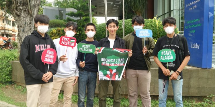 Sekelompok pemuda milenial yang mengatasnamakan diri sebagai Pemuda Cinta Al-Aqsa melakukan Aksi Peduli Palestina di Terowongan Kendal Sudirman, Jakarta Pusat.