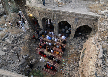 Muslim di Kota Mosul Gelar Shalat Idul Fitri di Reruntuhan Masjid