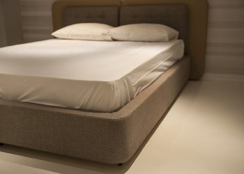 Hukum shalat di atas kasur