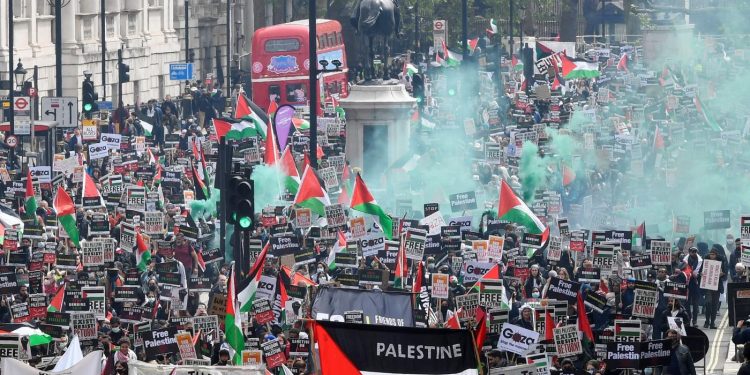 Puluhan Ribu Orang Hadiri Pawai Pro Palestina Terbesar dalam Sejarah Inggris