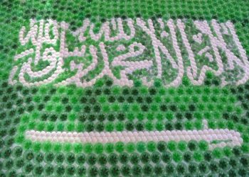 Seniman Lebanon Kreasikan Botol Plastik untuk Membuat Bendera Saudi