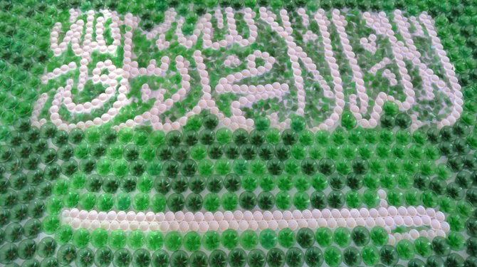 Seniman Lebanon Kreasikan Botol Plastik untuk Membuat Bendera Saudi