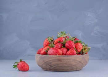 Serap Minyak Berlebih dengan Masker Stroberi