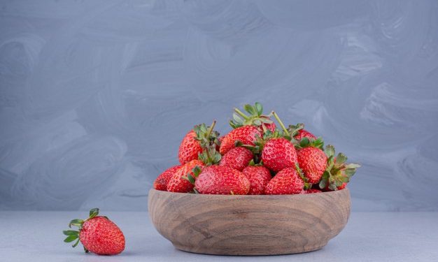 Serap Minyak Berlebih dengan Masker Stroberi