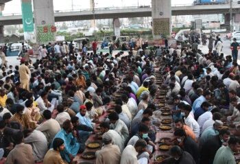 Tradisi Bukber di Jalan Kembali Berlanjut di Pakistan