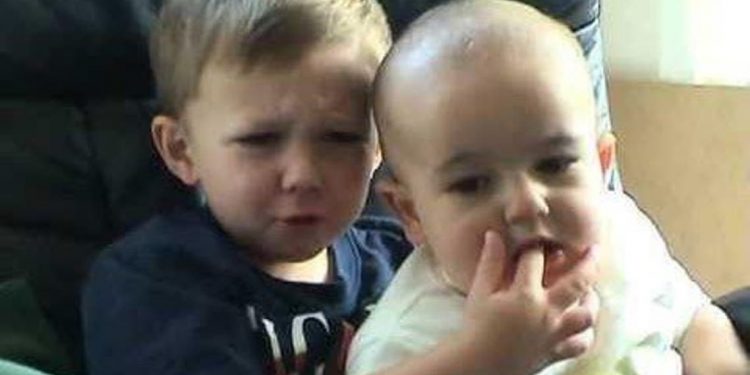 Video ‘Charlie bit my finger’ Terjual $ 760.000 dalam Sebuah Lelang