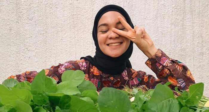6 Potret Tantri Namirah saat Berkebun