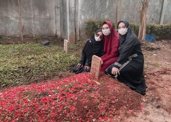 Oki Setiana Dewi Dapat Puisi Menyentuh saat Ziarah Kubur Sang Ayah