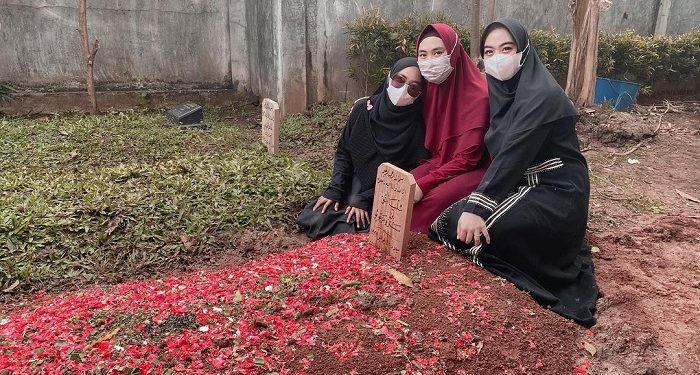 Oki Setiana Dewi Dapat Puisi Menyentuh saat Ziarah Kubur Sang Ayah