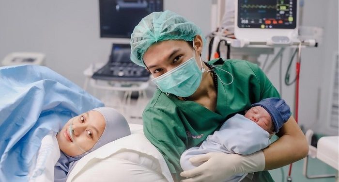 Barakallah, Anak Pertama Dinda Hauw dan Rey Mbayang telah Lahir