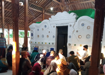 Wisata Religi ke Makam Sunan Gunung Jati