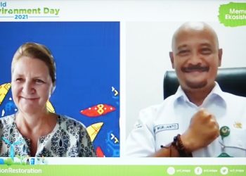 Henriette Faergemann dari Delegasi Uni Eropa untuk Indonesia dan Didy Wuryanto dari Badan Restorasi Gambut dan Mangrove