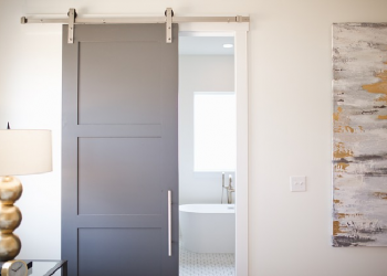 Membersihkan Jalur Pintu Geser