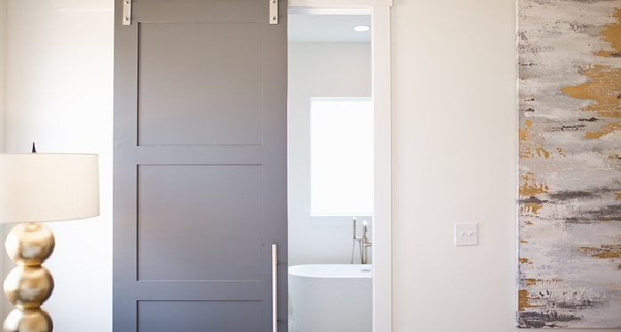 Membersihkan Jalur Pintu Geser