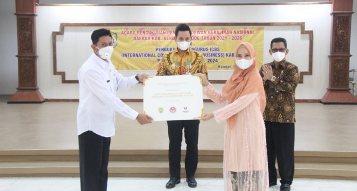 Chacha Frederica Kukuhkan Dekranasda Kendal