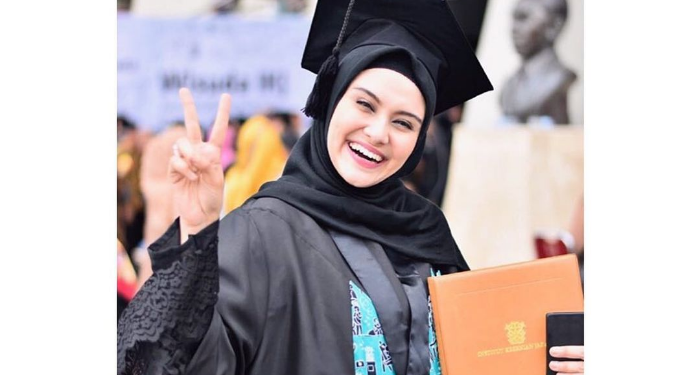 Zee Zee: Ibu Rumah Tangga Kewajiban, Pintar Pilihan