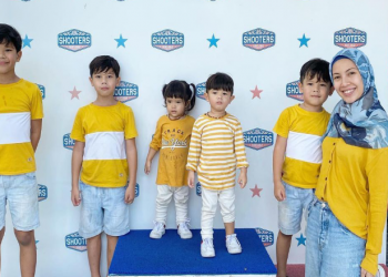 Inspirasi Kompak Berbusana Keluarga Ratna Galih