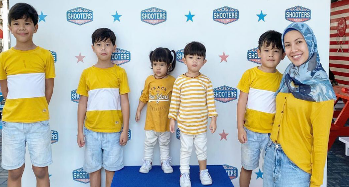 Inspirasi Kompak Berbusana Keluarga Ratna Galih