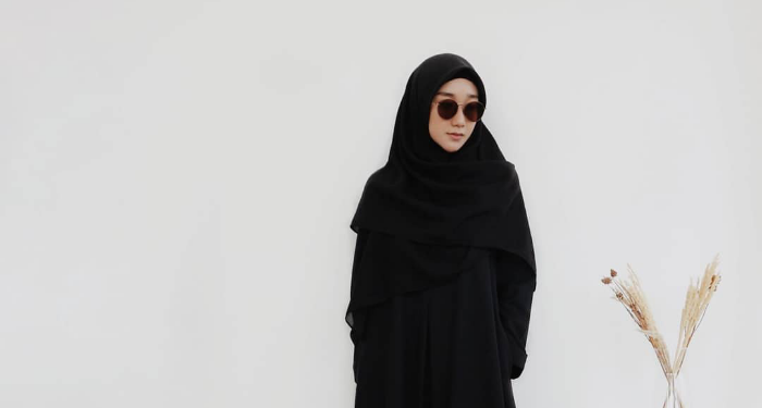 Inspirasi Gaya Minimalist Fashion ala Deena Haura